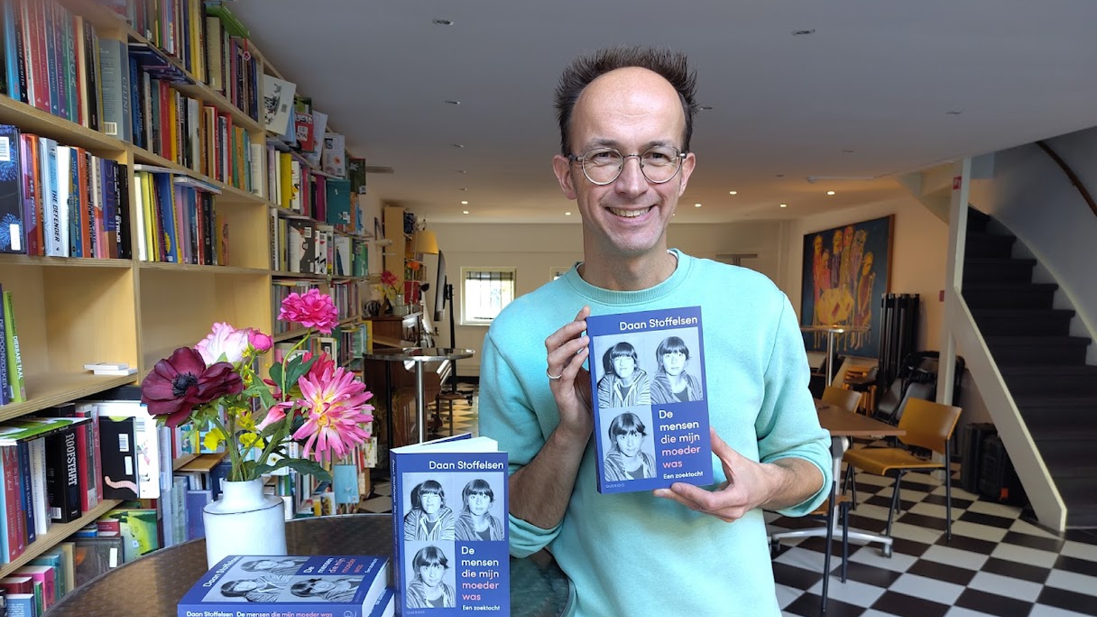 Daan Stoffelsen met zijn boek De mensen die mijn moeder was. Een zoektocht, bij Uitgeverij Querido