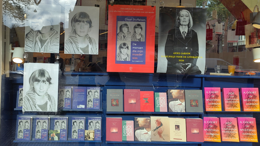 De mensen die mijn moeder was, in de etalage bij Athenaeum Boekhandel, mét Anne Carson