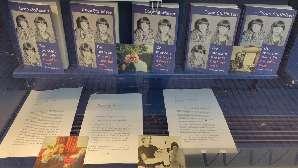 De mensen die mijn moeder was in de etalage van Athenaeum Boekhandel Spui, met foto's en prints van de eerste drie hoofdstukken