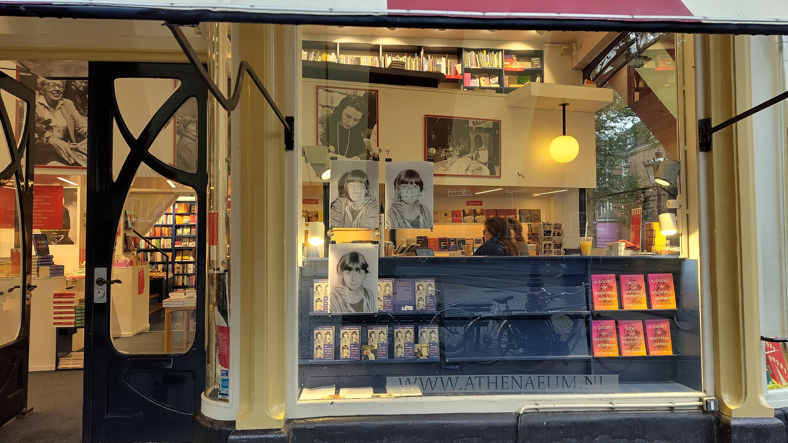 De mensen die mijn moeder was in de etalage van Athenaeum Boekhandel Spui