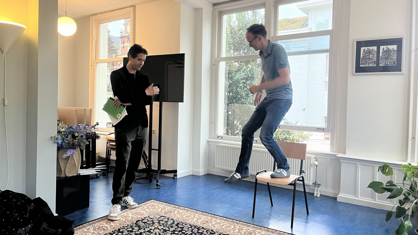 Thomas Heerma van Voss en Daan Stoffelsen (rechts) in de Ramenzaal boven Athenaeum Boekhandel. Foto verstwee.nl